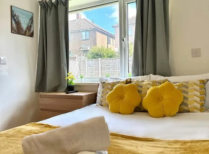 Langdale House - Group Stays Contractors & Families Long Or Short Stay - 5 Rooms 7 Beds 3 Bathrooms Kitchen, Free Wi-Fi & Parking