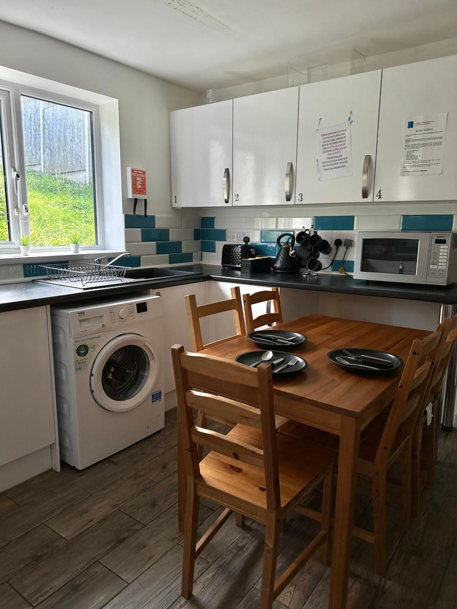 Langdale House - Group Contractors & Families Long Or Short - 5 7 Beds 3 Bathrooms Kitchen, Free Wi-fi & Parking