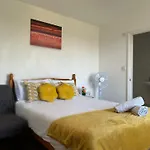 Langdale House - Group Stays Contractors & Families Long Or Short Stay - 5 Rooms 7 Beds 3 Bathrooms Kitchen, Free Wi-Fi & Parking