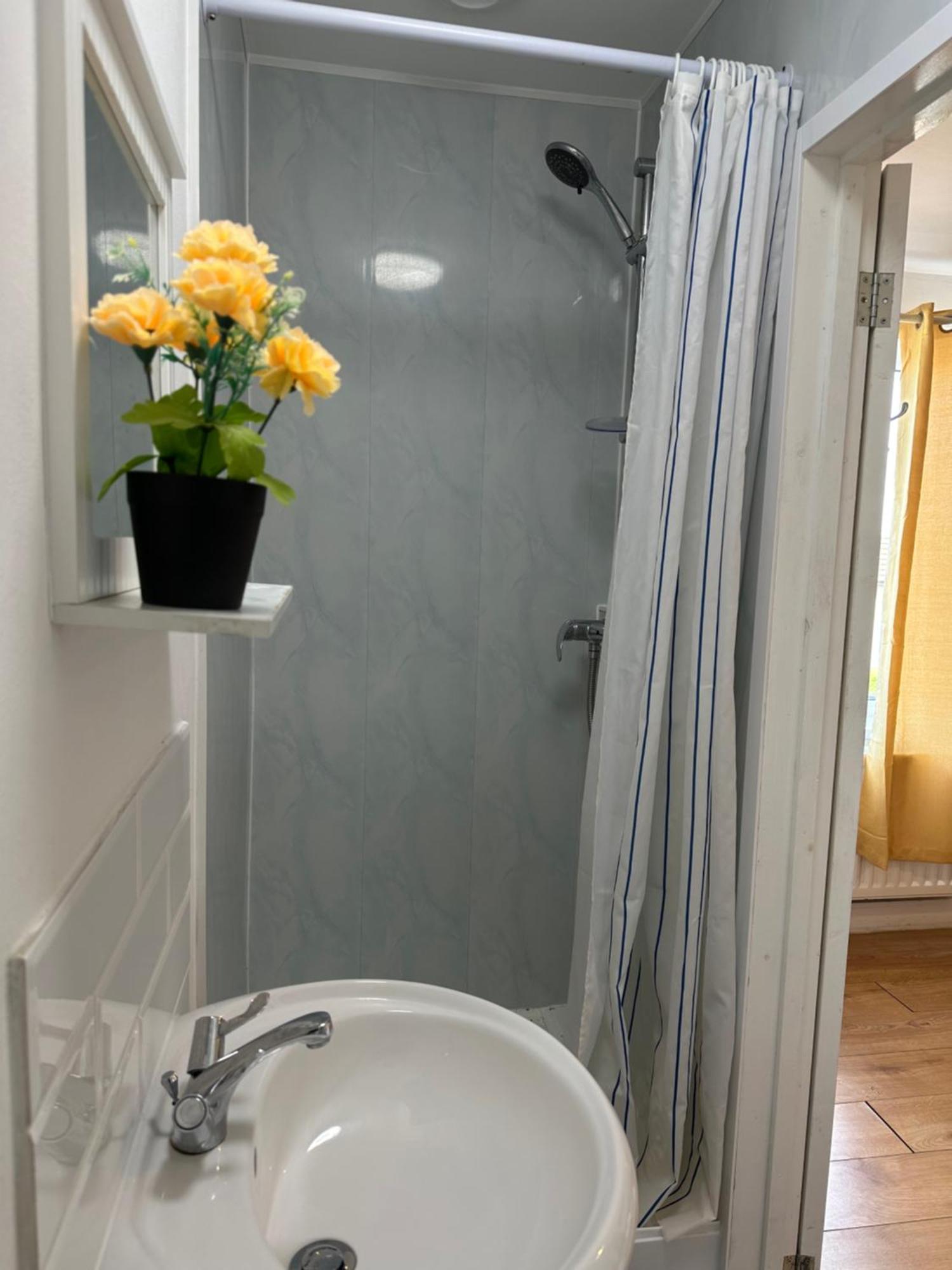 Langdale House - Group Contractors & Families Long Or Short - 5 7 Beds 3 Bathrooms Kitchen, Free Wi-fi & Parking